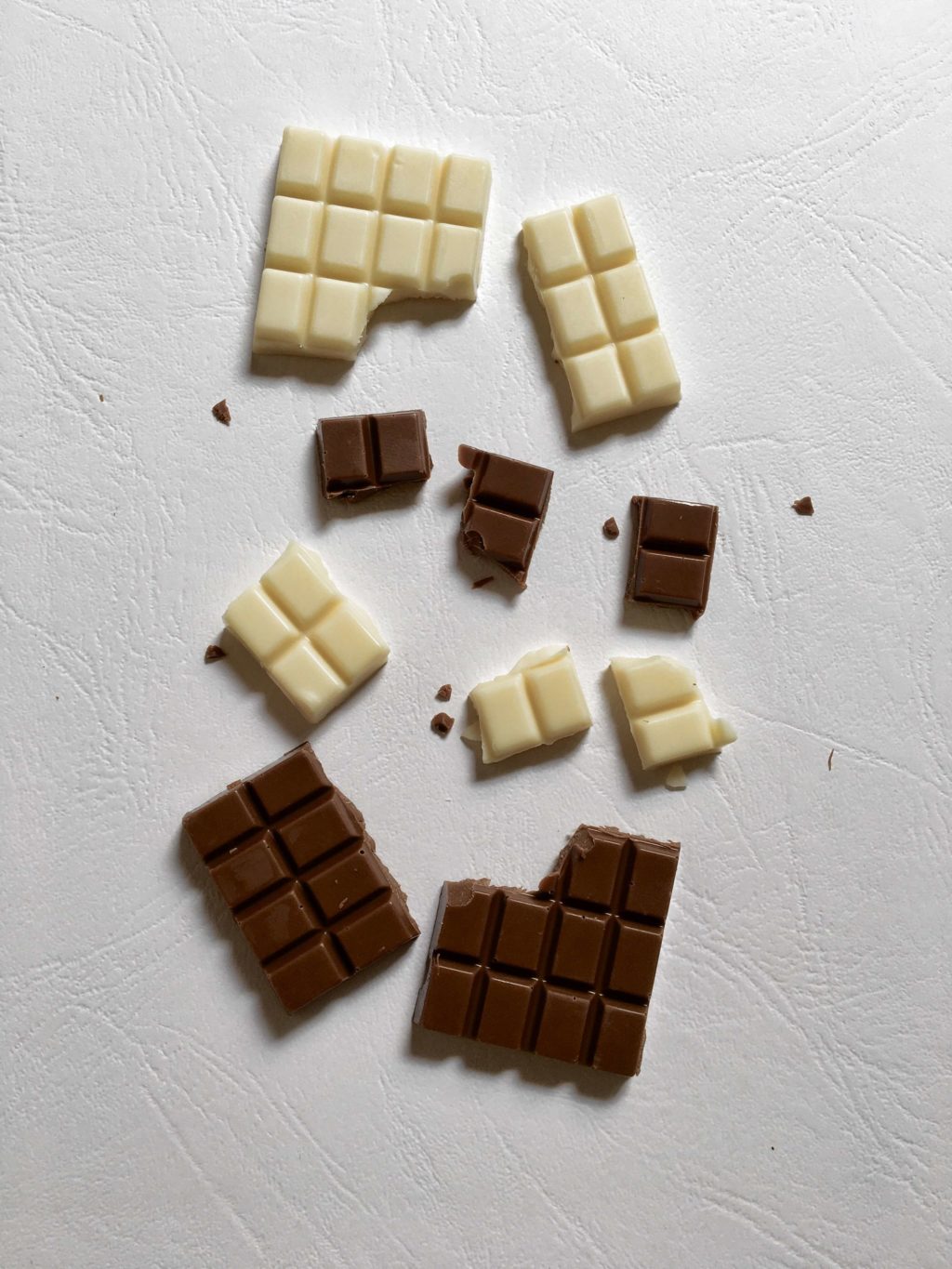 Tablettes de chocolat blanc et chocolat au lait