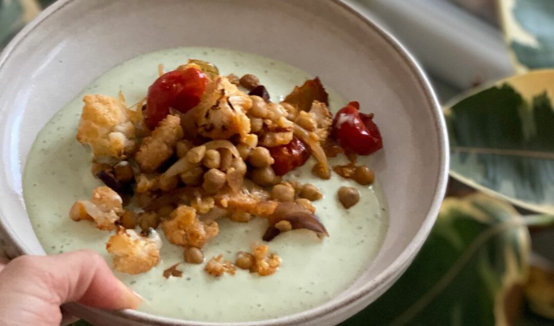 Légumes rôtis au curry, sauce verte crémeuse