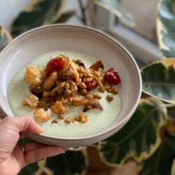 Légumes rôtis au curry, sauce verte crémeuse