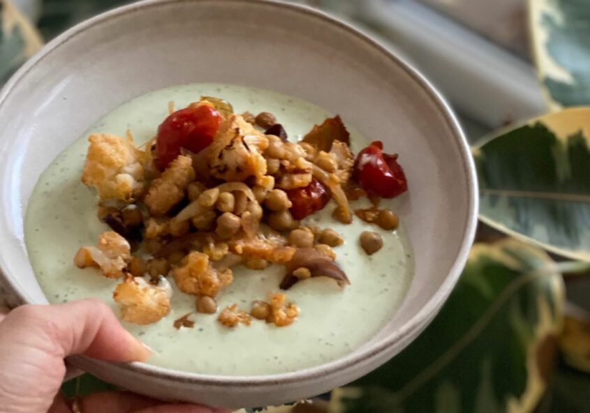 Légumes rôtis au curry, sauce verte crémeuse