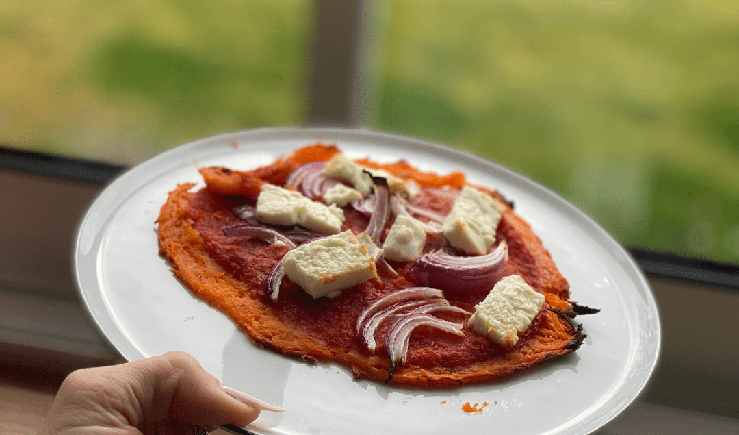 pizza de patates douces, feta, oignons rouges