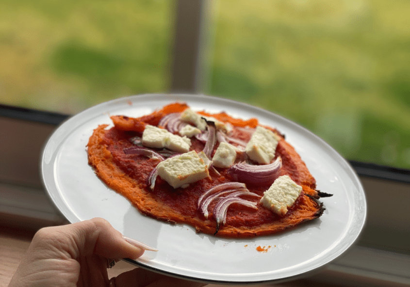 pizza de patates douces, feta, oignons rouges