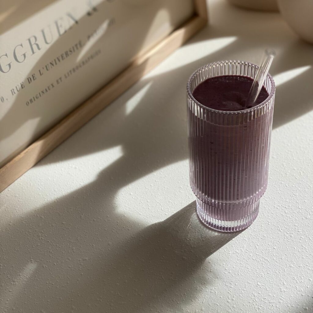 Smoothie violet table