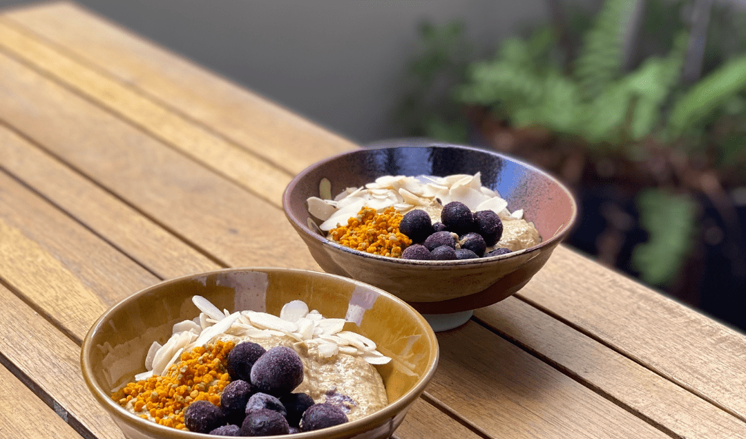 chia pudding bowl myrtilles terrasse table bois