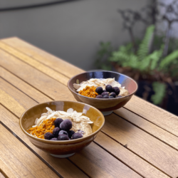 chia pudding bowl myrtilles terrasse table bois