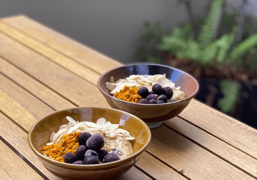 chia pudding bowl myrtilles terrasse table bois